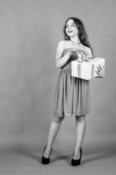 Hübsches Teenie-Mädchen mit Geburtstagsgeschenkbox, Boxtag — Stockfoto