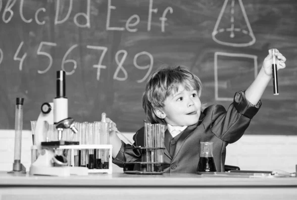 Zurück zur Schule. Schüler schauen durchs Mikroskop. Schüler experimentieren im Labor mit Mikroskop. kleiner Junge mit Mikroskop in der Schulstunde. Kleiner Junge im Science Camp. Moderne Schule — Stockfoto