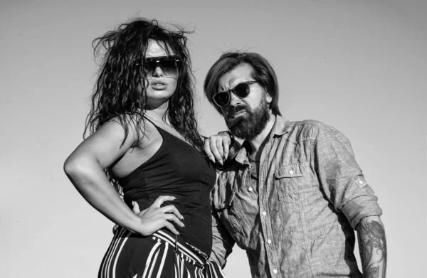 Sexy modne mężczyzna i kobieta nosić letnie okulary przeciwsłoneczne zewnątrz, moda — Zdjęcie stockowe