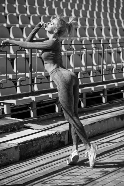 Forma del cuerpo perfecto. saludable y deportivo. sexy mujer de fitness en ropa deportiva. dama atlética — Foto de Stock