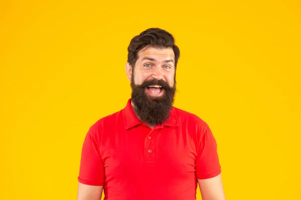 Сміється хіпстер чоловік з бородою на жовтому тлі, догляд за шкірою — стокове фото