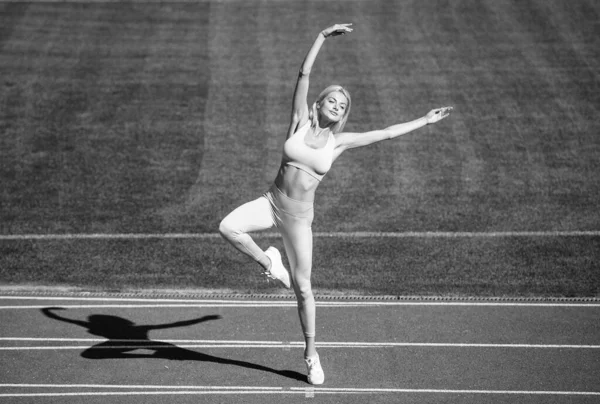 Donna atletica in abbigliamento fitness pratica yoga sullo stadio, sport — Foto Stock