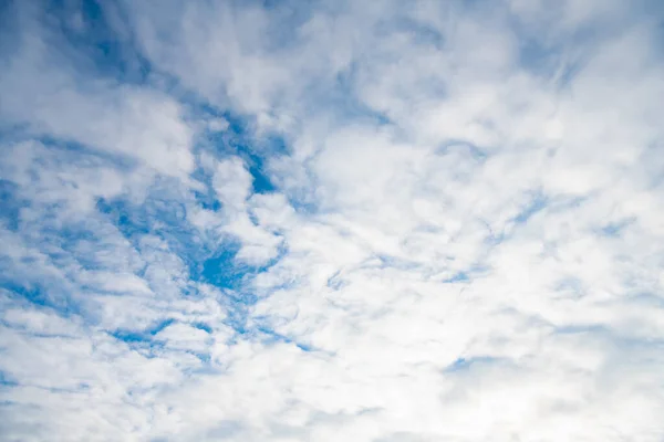 Un ciel nuageux. Nuages blancs sur le ciel. Couverture nuageuse. Paysage nuageux cumulatif — Photo