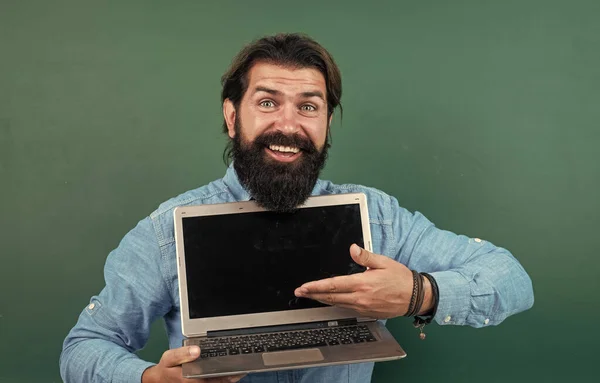 Allegro ragazzo di successo e fiducioso con la barba che lavora sul computer portatile online, la vita moderna — Foto Stock