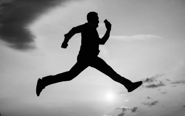 Полная свобода. цель личных достижений. человек силуэт прыгать на фоне неба. уверенный бизнесмен бежит. ежедневная мотивация. наслаждаясь жизнью и природой. успех бизнеса. свобода — стоковое фото