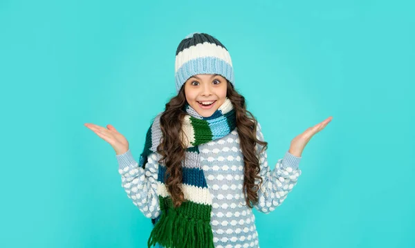 Εκφράζω θετικό συναίσθημα. χειμερινή μόδα. έκπληκτος παιδί με σγουρά μαλλιά στο καπέλο και κασκόλ. — Φωτογραφία Αρχείου
