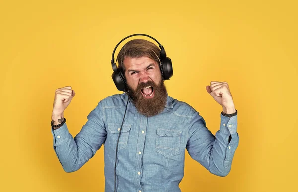 Nieuwe technologie in het moderne leven. Een gelukkig man drukt positieve emoties uit. Luister naar muziek. online leren. concept van dj-feest. Een man met een koptelefoon. hobby. Veel plezier. — Stockfoto