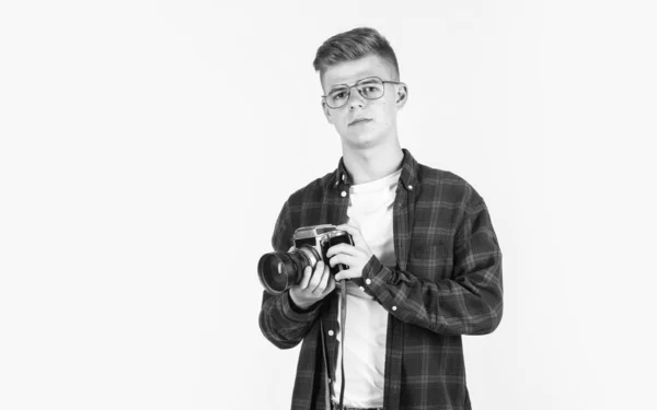 Χαρούμενη παιδική ηλικία. κομψό αγόρι τραβά φωτογραφία. μοντέρνα αναζητούν έφηβος με κάμερα. παιδί φωτογράφος — Φωτογραφία Αρχείου