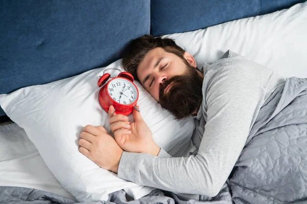Guy dormindo com despertador na cama, tempo de sono — Fotografia de Stock