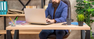 kırpılmış yetişkin serbest çalışan ofiste online bilgisayar iletişimi kullanıyor, ofis çalışanı