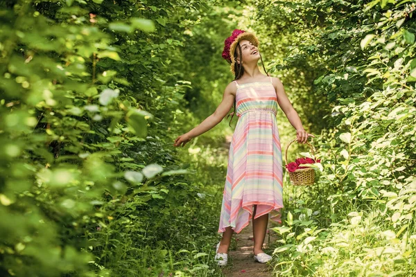 Gelukkig tiener meisje in stro hoed met roos bloemen in de zomer natuur, schoonheid — Stockfoto