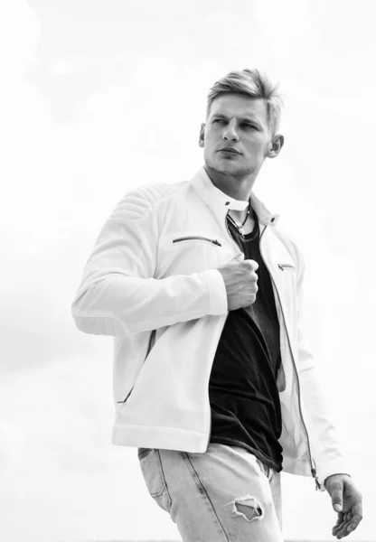 Όμορφος νεαρός άνδρας σε λευκό casual ρούχα μόδας, μόδα — Φωτογραφία Αρχείου