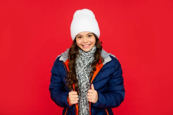 Expresar emociones positivas. moda de invierno. niño feliz con el pelo rizado en chaqueta hinchable y sombrero. — Foto de Stock