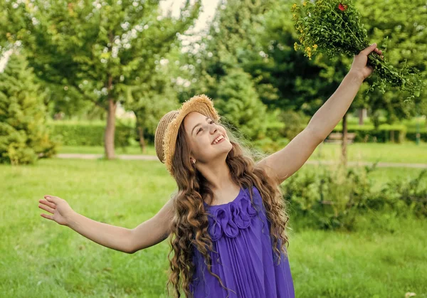 Optimistisk leende flicka njuter av solig sommardag i naturen, bekymmersfri humör — Stockfoto