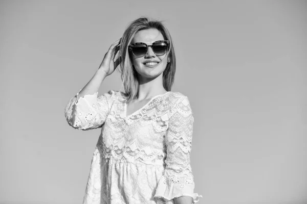 Buscando nuevas ideas. Estilo de vida al aire libre verano. Feliz joven posando sobre el cielo azul. muy joven hermosa mujer en gafas de sol. Traje de verano. Retrato de la hermosa chica. estilo de moda de playa — Foto de Stock