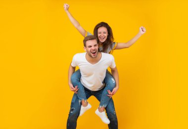 Mutluluk seninle bir an. Mutlu kız adamı sırtında taşıyor. Mutluluk. Romantizm. Keyfine bak.