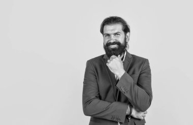 Resmi ofis tarzı. Sakallı, iş ceketi giyen gülümseyen adam. Zarif erkek model. Kıyafet kuralı konsepti. Klasik takım elbiseli, kendinden emin ve karizmatik bir iş adamı.