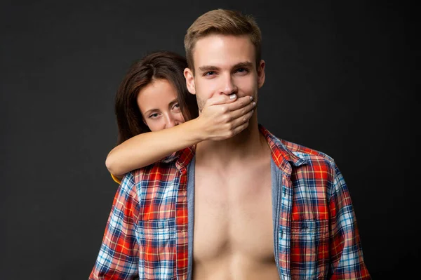 Жінка закриває рот чоловіка. хлопець і дівчина разом. перемикання . — стокове фото