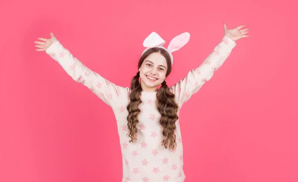 Gelukkig pasen kind meisje in konijn konijn oren en pyjama, Pasen vakantie — Stockfoto