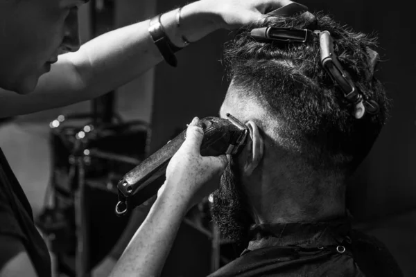 Belleza y moda. peinado de pelo y barba. tipo brutal con barbería maestro profesional utilizar la máquina de afeitar eléctrica. hipster. cuidado de peluquero masculino. hombre barbudo en la silla de peluquería en el salón. Concepto de belleza — Foto de Stock