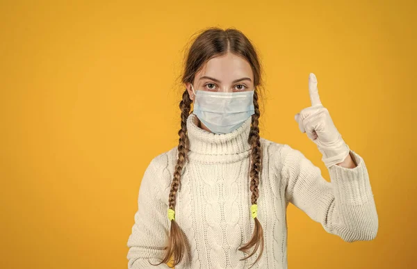 Ideia de vacina. Covid-19 e saúde. Menina em máscara médica respirador. paciente em item de segurança. higiene na pandemia do coronavírus. Ela precisa de vacina contra o vírus. quarentena epidémica. bloqueio — Fotografia de Stock