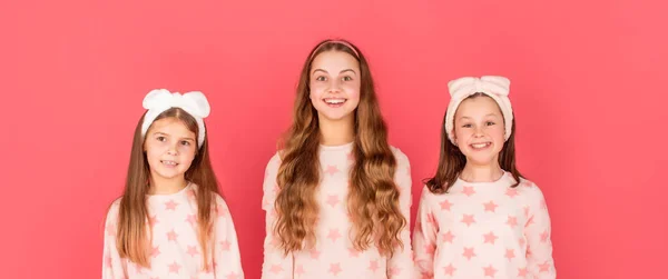 Retrato de chicas felices con caras sonrientes en el fondo rosa de la ropa de casa —  Fotos de Stock