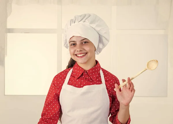 행복 한 아이가 빵을 굽고 부엌에서 반죽을 준비 한다 — 스톡 사진