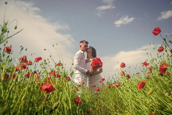 Portrait extérieur de couple embrasser dans le champ de pavot rouge, relations amoureuses — Photo
