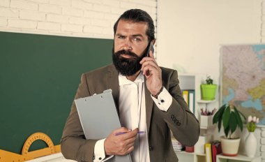 Kütüphanede okuyan işletme hukuk öğrencisi, modern eğitim.