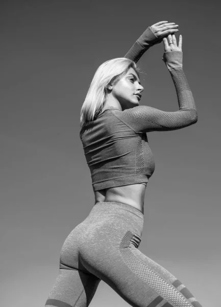 Entraîneur de fitness femme avec des fesses serrées sexy en vêtements de sport élégants, fitness. — Photo