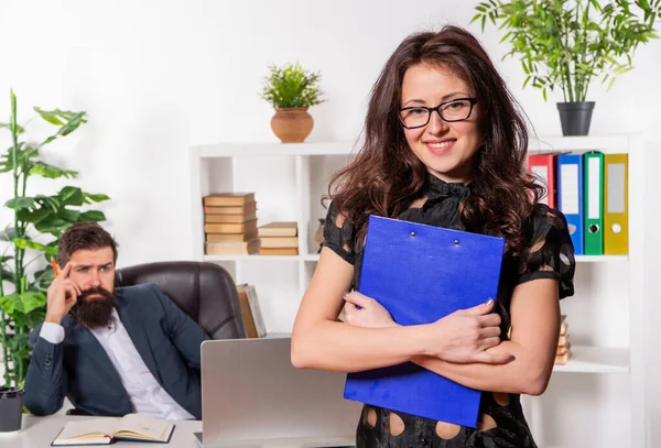Glad karriär kvinna i formalwear stå framför chefen som arbetar på kontoret, assisant — Stockfoto