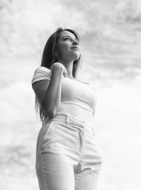 Gerçekten çok tatlı. Kadın şehir modası. Baharda tasasız mutlu bir bayan. Güzellik ve moda. Şık bir kadın şık kıyafetler giyer. Kendine güvenen, uzun saçlı, güzel bir kız.