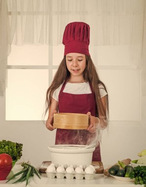 Çocuk hamur yapıyor, ev mutfağı.