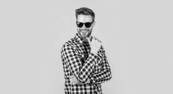 Κομψό τύπο με μοντέρνο χτένισμα φορούν καρό πουκάμισο και γυαλιά, ντουλάπα — Φωτογραφία Αρχείου