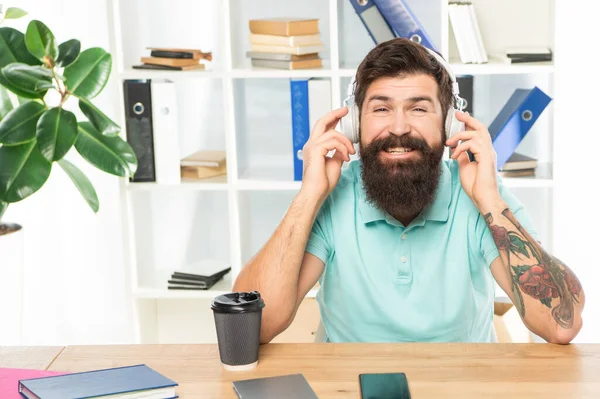 Homem feliz ouvindo melodia em fones de ouvido no escritório, música — Fotografia de Stock
