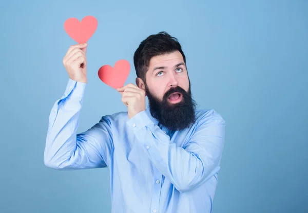 Celebra o amor. Guy barba atraente e bigode em humor romântico. Sentir amor. Namoro e relações conceito. Feliz no amor. Fazer o homem sentir-se amado. Homem hipster barbudo com cartão de Valentim coração — Fotografia de Stock