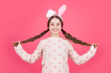 Tavşan kulaklı, pijamalı mutlu Paskalya çocuğu.