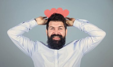 Delicesine aşık olmak. Kalp şeklinde kartları olan seksi bir sevgililer günü erkeği. Kafasında kırmızı kalpler tutan sakallı bir adam. Küçük kalpli hippi. Sevgisini ifade ediyor. Sevgililer günün kutlu olsun.