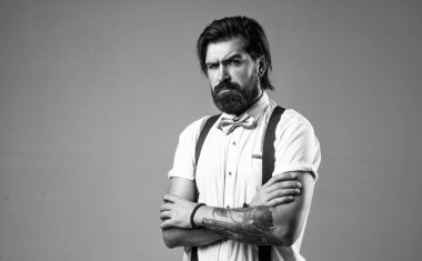 Yakışıklı hippi bıyıklı ve sakallı, erkek modasında.