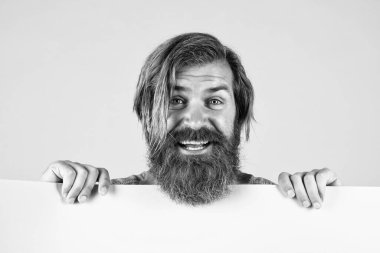 En iyisini düşün. Terfi ve yaratıcılık için bir yer. Boşluk kağıdı kopyala. Olgun sakallı erkek. Duyurunuzu bu pankarta koyun. Mutlu adam işinin reklamını yapıyor. pazarlama tasarımınız için