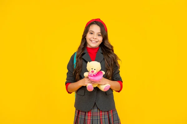 1. Infancia feliz. niño con juguete. contento adolescente chica con juguete oso. de vuelta a la escuela. — Foto de Stock