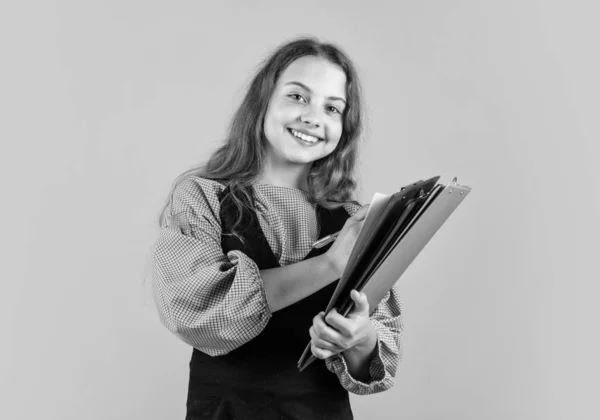 Experiência jovem. infância feliz. criança no fundo do estúdio. voltar para a escola — Fotografia de Stock