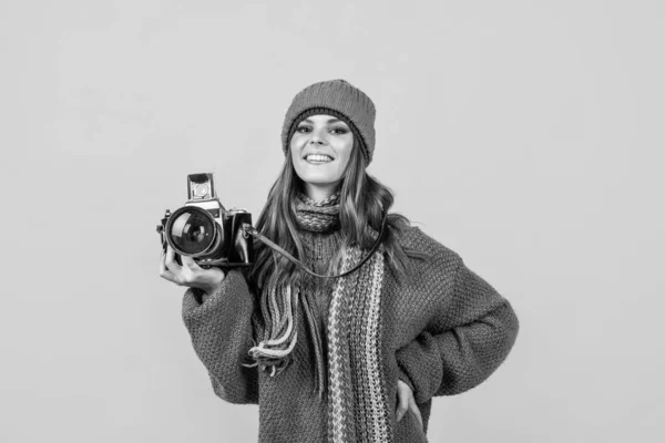 Fotografka w kapeluszu i szaliku. Szczęśliwa dama nosi ciepłe ubrania. spędzać zimowe wakacje z kamerą. zimny sezon fotografii wakacyjnej. Świąteczna zabawa. moda dziana — Zdjęcie stockowe