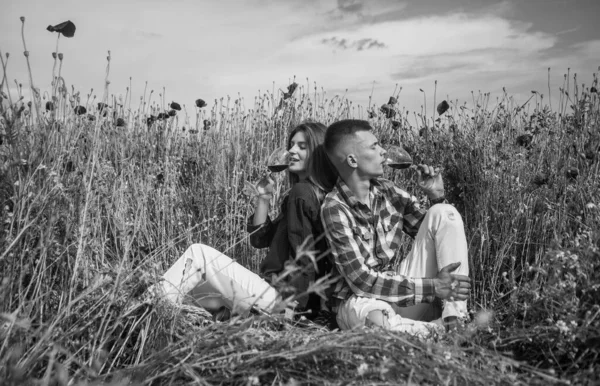 Couple in love having romantic date in poppy flower field with guitar music and wine, summer — Stock Photo, Image