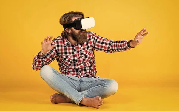 Homem barbudo brutal usar camisa quadriculada com barba exuberante e bigode em óculos VR, mundo virtual — Fotografia de Stock