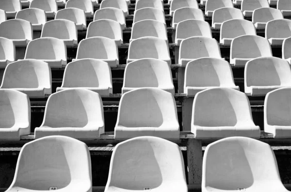 Vacíos asientos amarillos en el estadio deportivo al aire libre arena para los aficionados al fútbol, gran juego —  Fotos de Stock