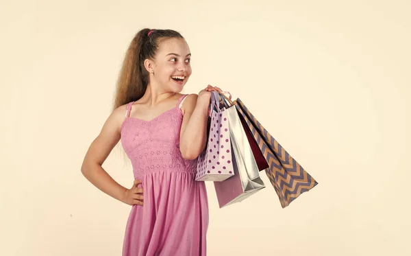 Kind houden boodschappentassen na succesvol winkelen, kopen — Stockfoto