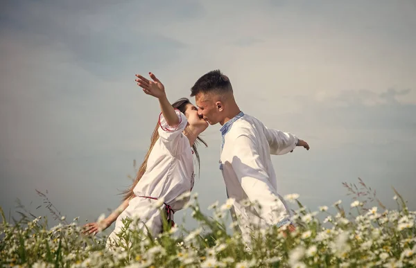 Страсть чистая любовь в ромашковом поле поцелуев пары, мужчины и женщины — стоковое фото