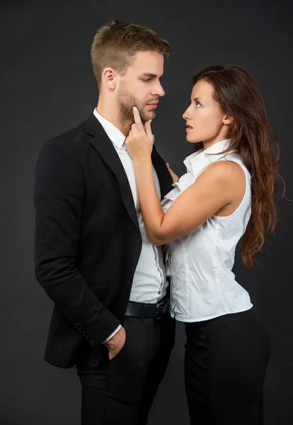 Casal formal apaixonado em negócios olhar sobre fundo preto, empresários — Fotografia de Stock