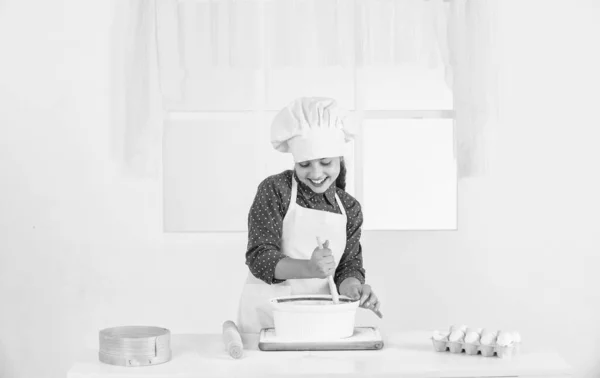 Menina empregada fazendo massa, chef — Fotografia de Stock